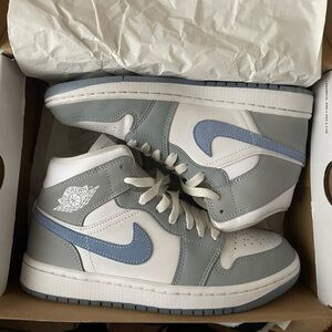 Woman’s Air Jordan 1 Mid 🩵